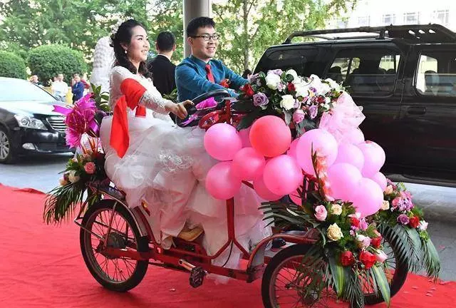 小伙結婚只9人參加,來了5名退伍軍人,新娘才知小伙是烈士的兒子