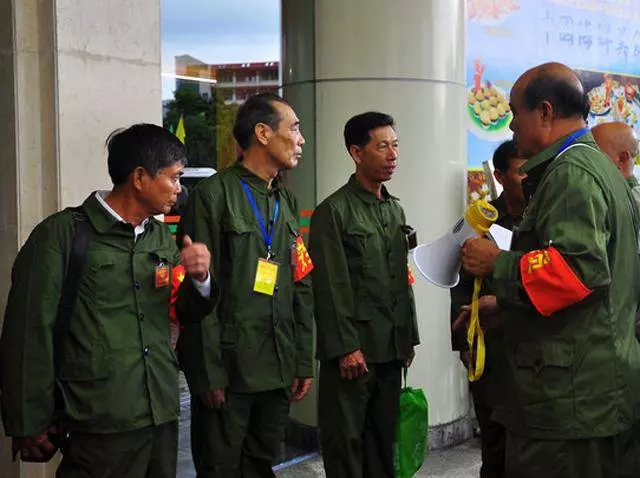 小伙結婚只9人參加,來了5名退伍軍人,新娘才知小伙是烈士的兒子