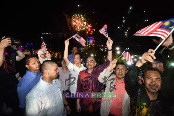莎阿南i-City國慶倒數 安華高喊7聲「默迪卡」