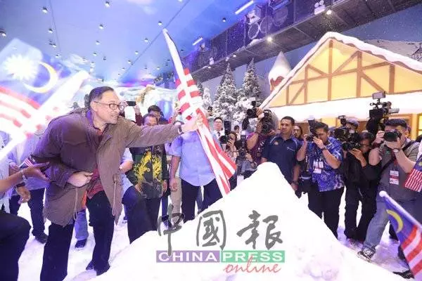 莎阿南i-City國慶倒數 安華高喊7聲「默迪卡」