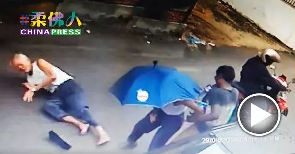 遭摩哆匪當街搶劫 老伯失重心倒地