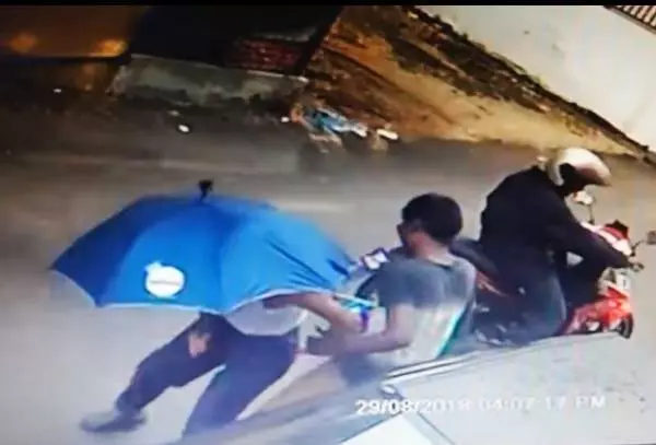 遭摩哆匪當街搶劫 老伯失重心倒地
