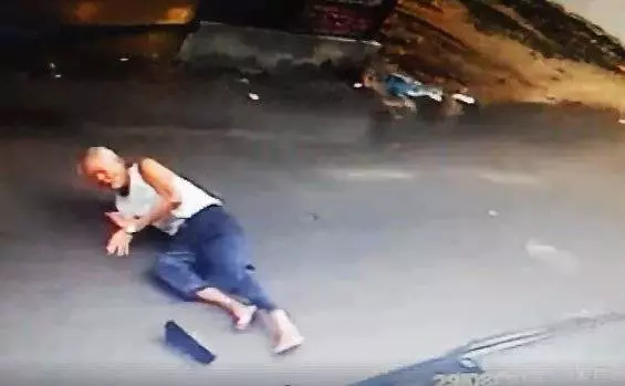 遭摩哆匪當街搶劫 老伯失重心倒地