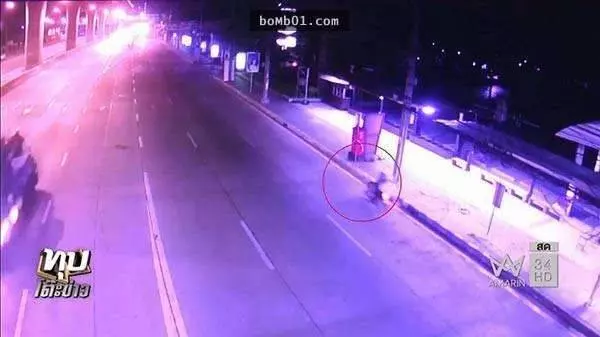 泰國警察先生扮成女生的模樣成功引誘搶劫犯上鉤,他的「美」讓大家都覺得瞎爆了
