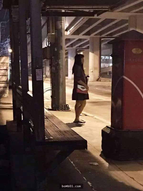 泰國警察先生扮成女生的模樣成功引誘搶劫犯上鉤,他的「美」讓大家都覺得瞎爆了