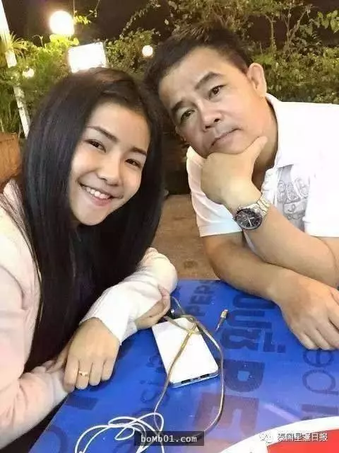 泰國警察先生扮成女生的模樣成功引誘搶劫犯上鉤,他的「美」讓大家都覺得瞎爆了
