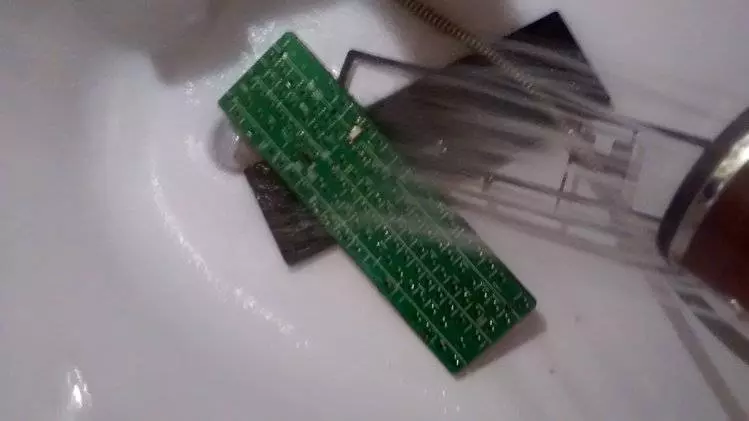 神人每次在電腦前吃飯打手槍今天他總算打開「六年都沒打開清掃過的鍵盤」, 一打開的畫面