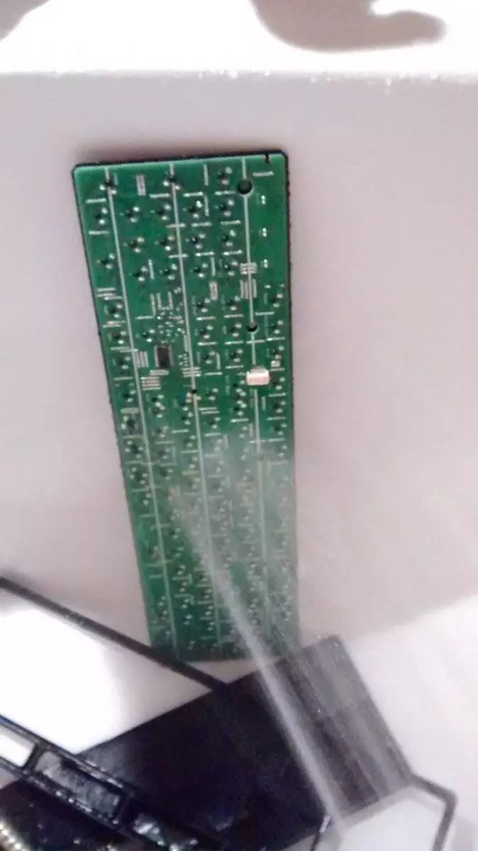 神人每次在電腦前吃飯打手槍今天他總算打開「六年都沒打開清掃過的鍵盤」, 一打開的畫面