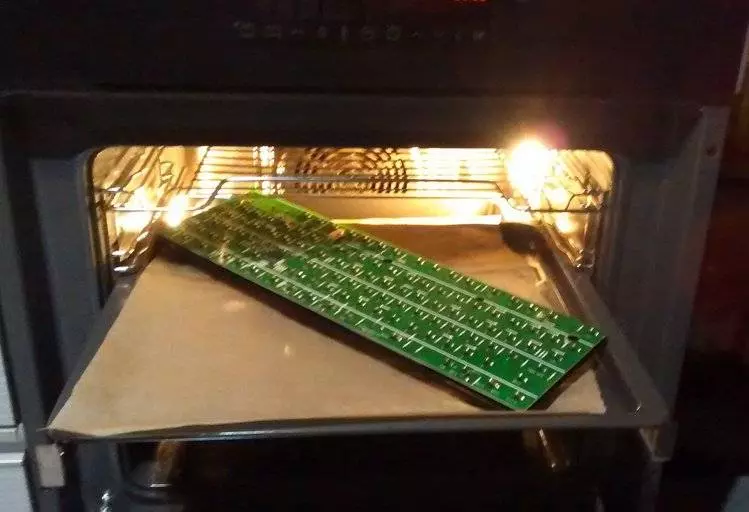 神人每次在電腦前吃飯打手槍今天他總算打開「六年都沒打開清掃過的鍵盤」, 一打開的畫面