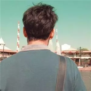 丈夫加班,俺害怕去妯娌家過夜,走進臥室順手拉下窗簾,俺癱地上