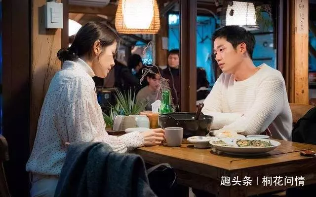 吃飯時來姨媽,老公卻不讓出餐廳,老婆踹開門,癱在地上