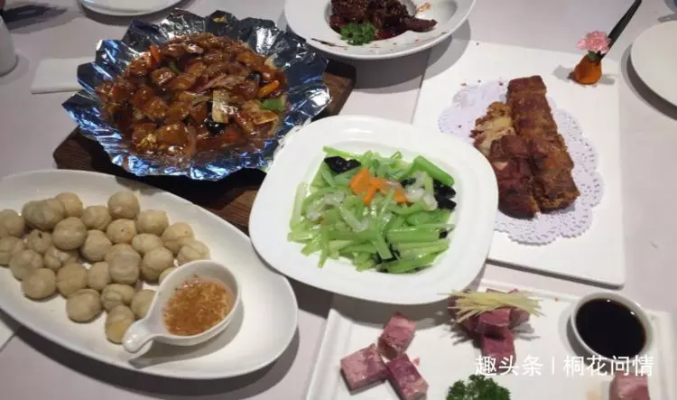 吃飯時來姨媽,老公卻不讓出餐廳,老婆踹開門,癱在地上