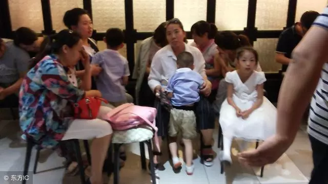 女婿接我去城裡過年,帶我下館子,第二天,我拿出5萬逃回家