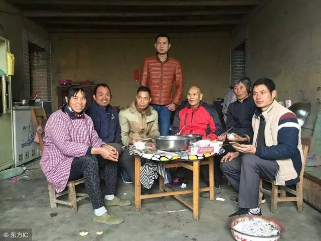 女婿接我去城裡過年,帶我下館子,第二天,我拿出5萬逃回家
