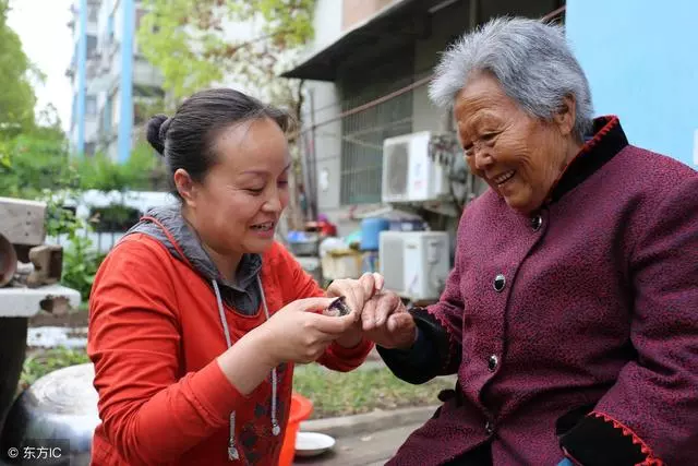 女婿接我去城裡過年,帶我下館子,第二天,我拿出5萬逃回家