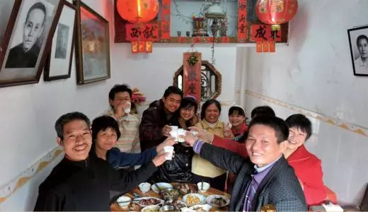 小姑子初二拜年,提了大包小包回娘家,拆開禮包後,我躲進房裡