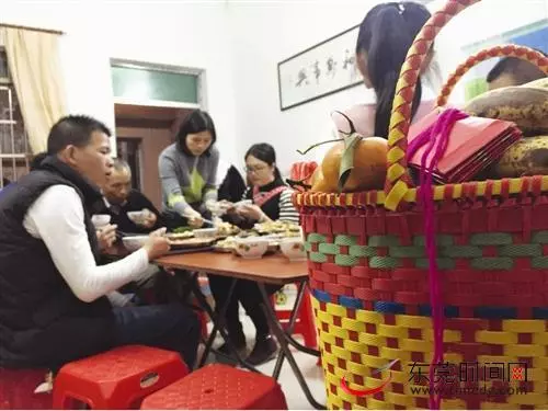 小姑子初二拜年,提了大包小包回娘家,拆開禮包後,我躲進房裡