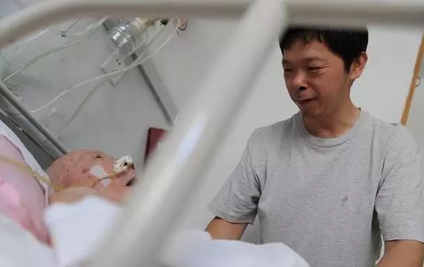 贍養岳母8年,她病逝後,家裡來個人,提的要求老婆情緒失控