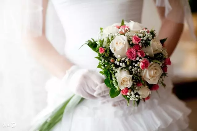 繼母養我14年,結婚時,我把她請上台,磕了3個響頭後斷絕關係