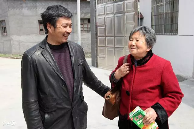 去女兒家小住3天,她帶我逛街,半夜聽到女婿的話,我越聽越心酸