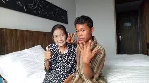 16歲的男孩討厭離開71歲的妻子,因為他會很想念她