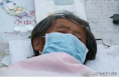 兒子重病,親家送來10萬救急,婆婆前去感謝,推開門傻住了