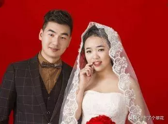 兒子重病,親家送來10萬救急,婆婆前去感謝,推開門傻住了