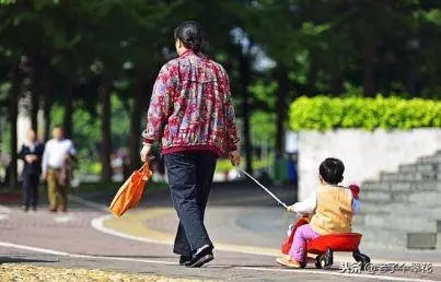 兒子重病,親家送來10萬救急,婆婆前去感謝,推開門傻住了