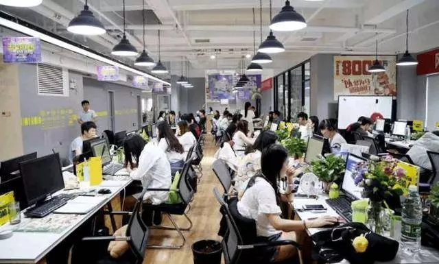 奶奶患癌,我向老闆請了一個月假,上班看到工資條我愣了