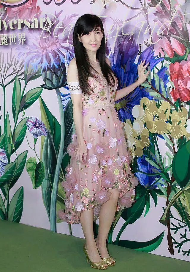 51歲周慧敏穿公主裙真不是裝嫩身材顏值全都展現出來,網友:簡直不給年輕人留活路