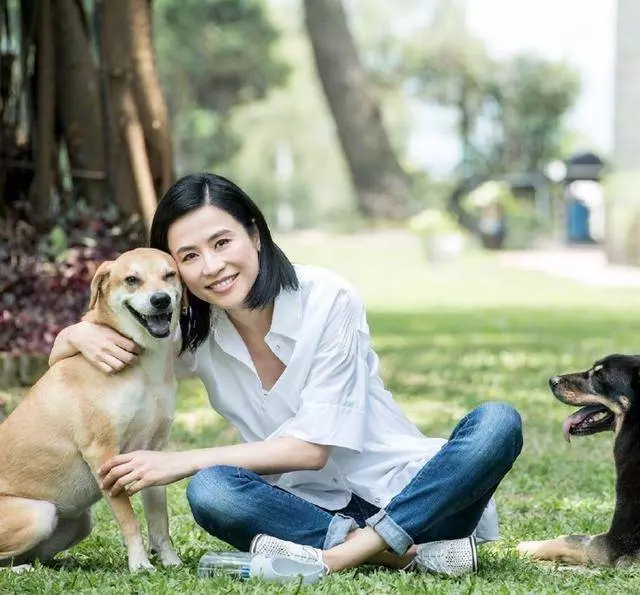 48歲萱萱近照曝光,沒想到她如今又開始發福長胖,網友:再狂吃就要變回大媽了