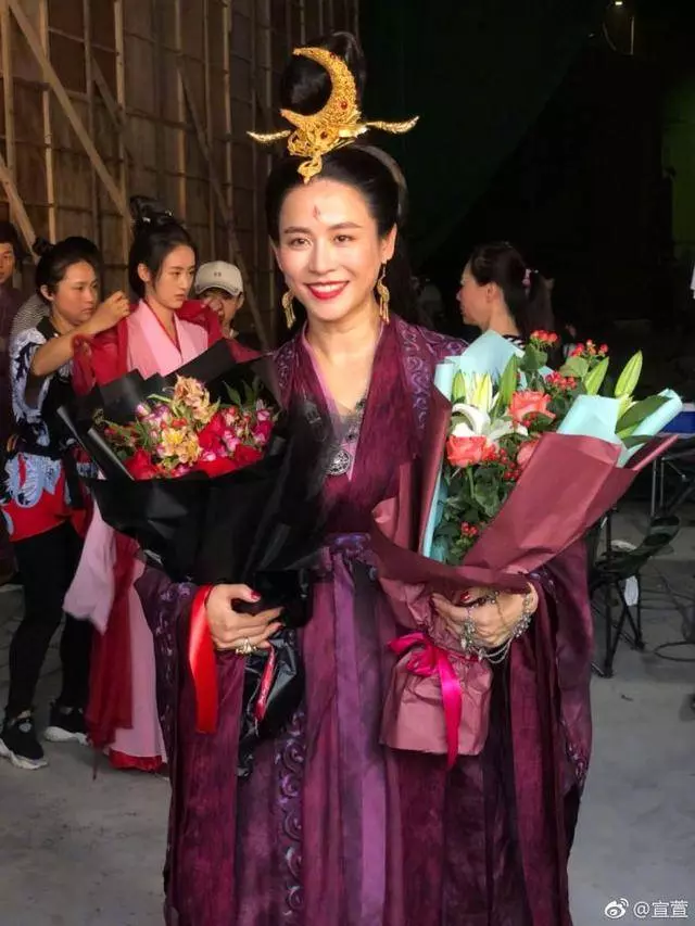 48歲萱萱近照曝光,沒想到她如今又開始發福長胖,網友:再狂吃就要變回大媽了