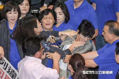 立院競技場賞邱議瑩巴掌、韓就職典禮「神力女超人」!「120CM犯規神腿」網推爆:實在逆天!