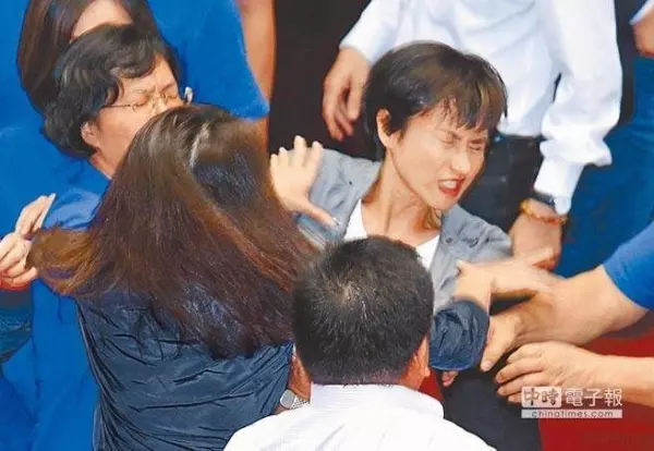 立院競技場賞邱議瑩巴掌、韓就職典禮「神力女超人」!「120CM犯規神腿」網推爆:實在逆天!