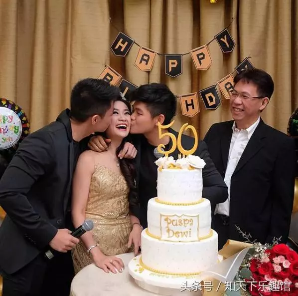 與媽媽合影被誤為女友!50歲凍齡媽媽演繹不老神話!兒子都大學畢業了!網友:這簡直太不科學了!
