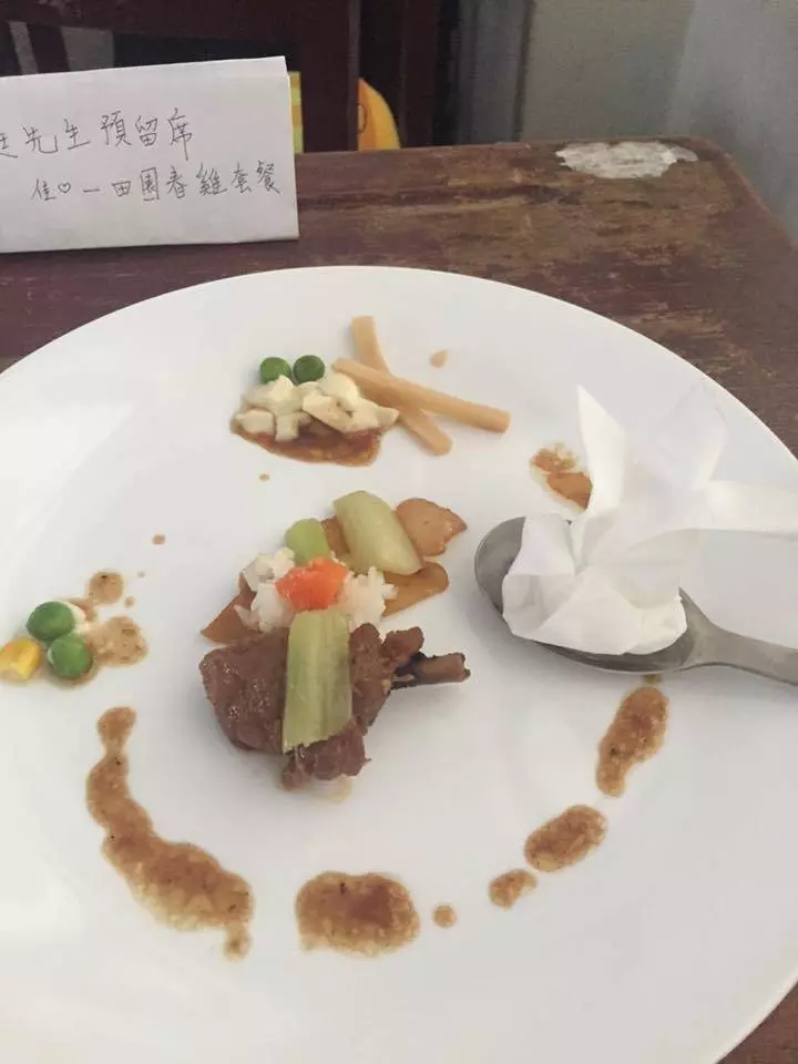 請同學幫忙裝營養午餐 回到座位驚見「超狂神擺盤」哪裡來的法式料理啊?