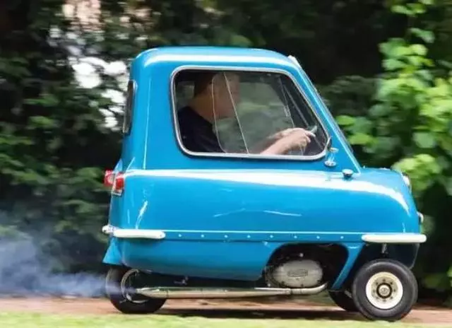 世界上最小的量產車,排量相當於一個屁,可以直接開動公交車