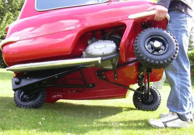 世界上最小的量產車,排量相當於一個屁,可以直接開動公交車