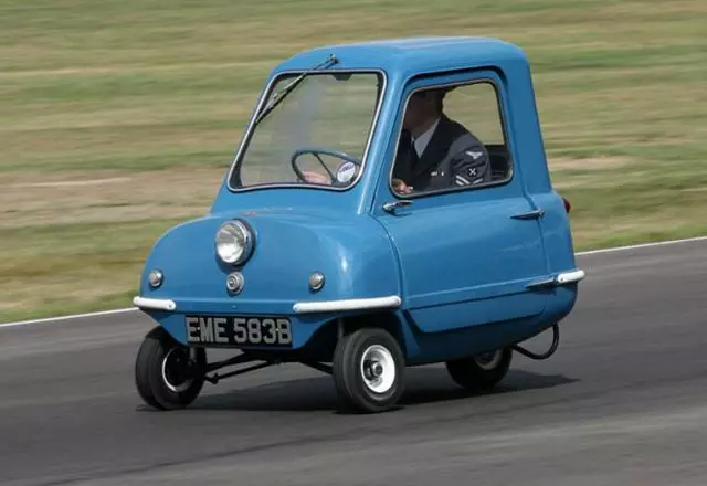 世界上最小的量產車,排量相當於一個屁,可以直接開動公交車