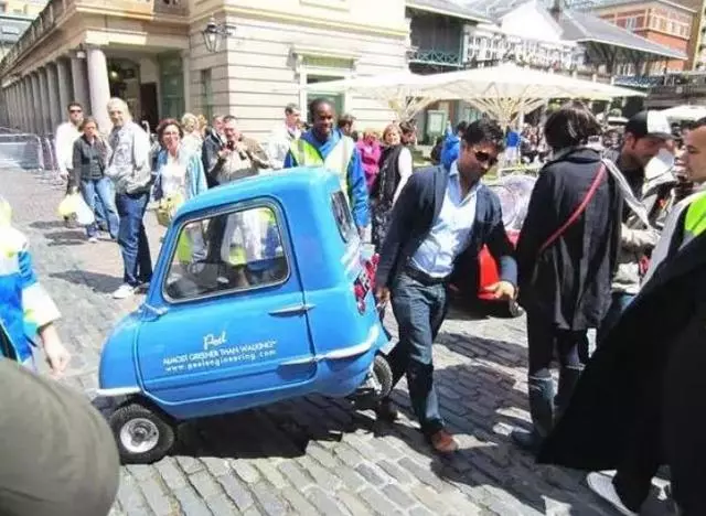 世界上最小的量產車,排量相當於一個屁,可以直接開動公交車
