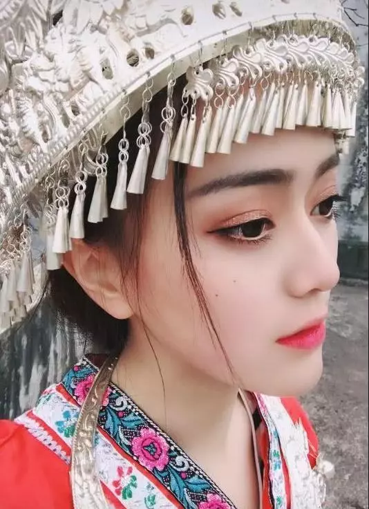 苗族小姐姐因撞臉迪麗熱巴爆紅,當爆出素顏照後網友哭了