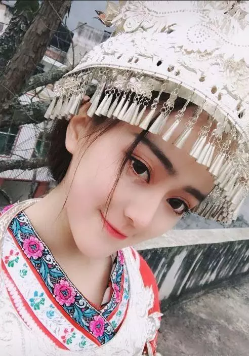 苗族小姐姐因撞臉迪麗熱巴爆紅,當爆出素顏照後網友哭了