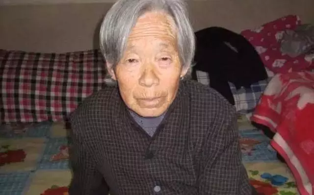 老人離世後,兒女回家奔喪,在房間找到三十萬,姐弟倆卻誰都不肯要
