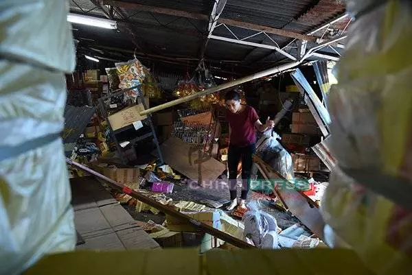 驚轎車失控撞入神料店 店主損失逾萬
