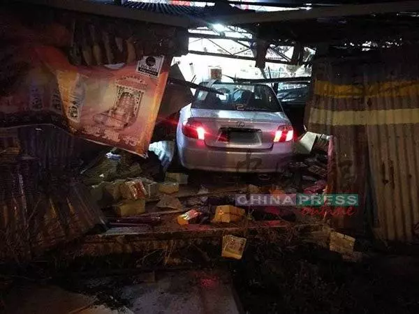 驚轎車失控撞入神料店 店主損失逾萬