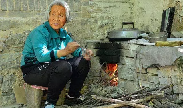 孫媳婦第一次登門拜訪,故意在奶奶房間放火,奶奶非但不怪罪還感激不盡