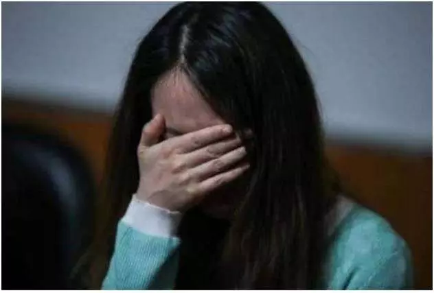 我帶婆婆再婚,丈夫待她如親媽,那天提前下班,才知丈夫騙了我