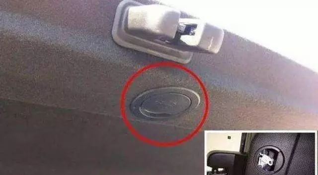 如果哪一天被人鎖在車廂里,按下這個小孔,也許能救你一命