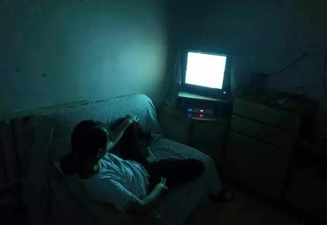 千萬別熬夜了20歲女孩深夜追劇險「毀」容