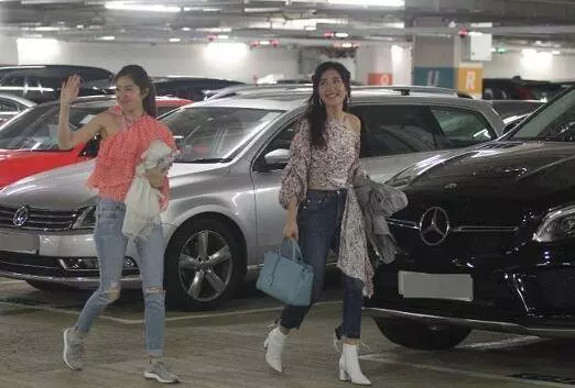 厲害了, 常被記者跟拍的37歲TVB花旦素顏都很美,曬照獲15萬個贊